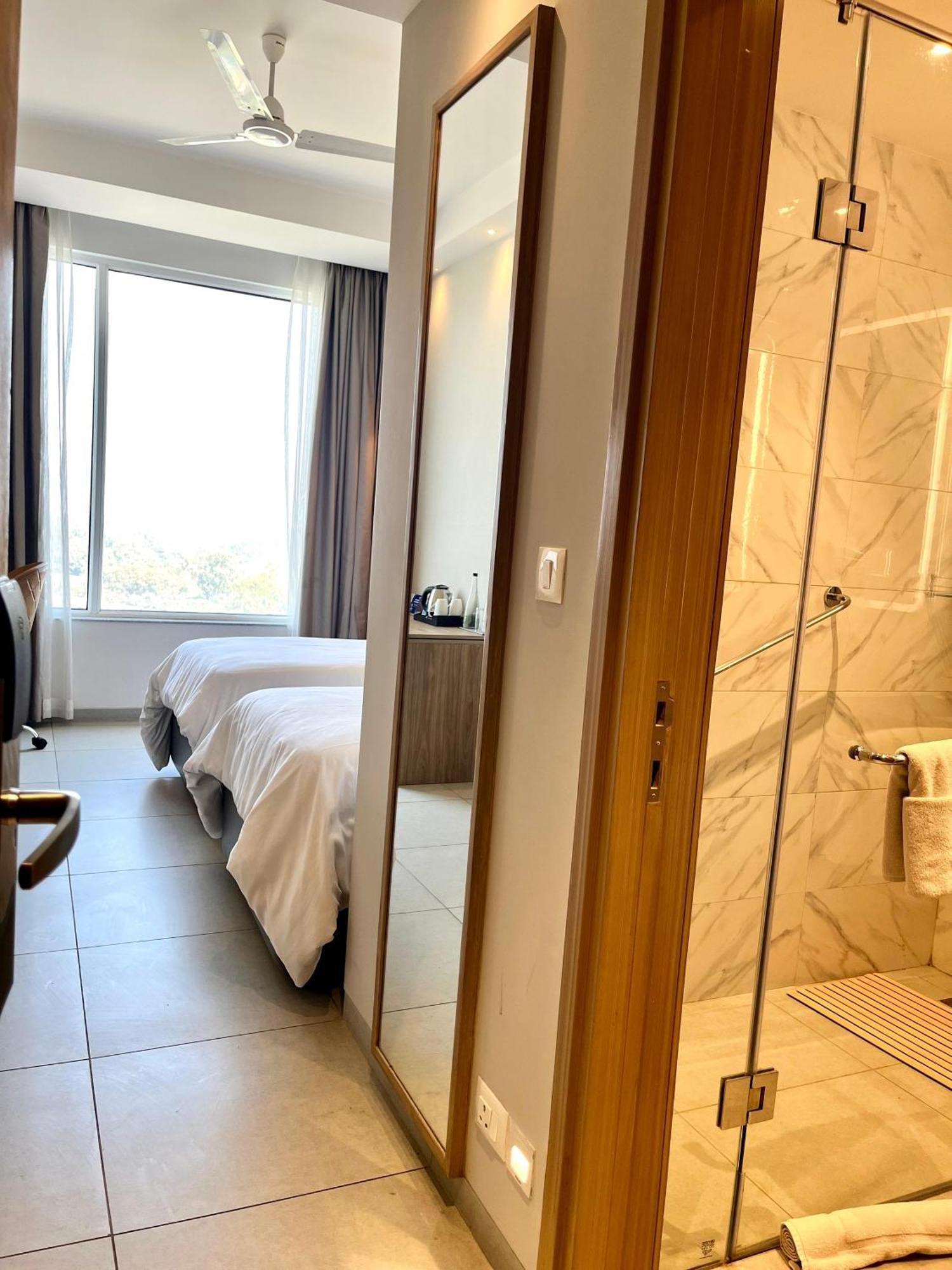 Hometel Alambagh Lucknow - A Sarovar Hotel מראה חיצוני תמונה